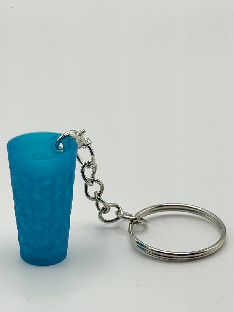 Echte Produktaufnahme eines lichtdurchlässigen blauen Dubbeglas-Schlüsselanhängers