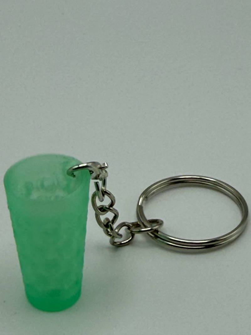 Echte Produktaufnahme eines lichtdurchlässigen mintgrünen Dubbeglas-Schlüsselanhängers