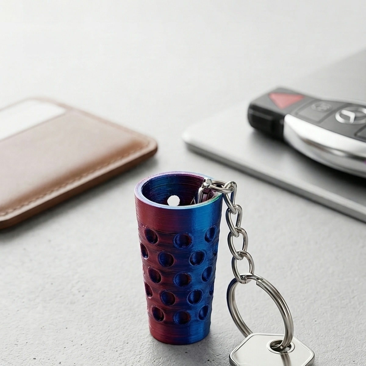 Echte Produktaufnahme des Dubbeglas-Schlüsselanhängers Tricolor Metallic mit Farbverlauf